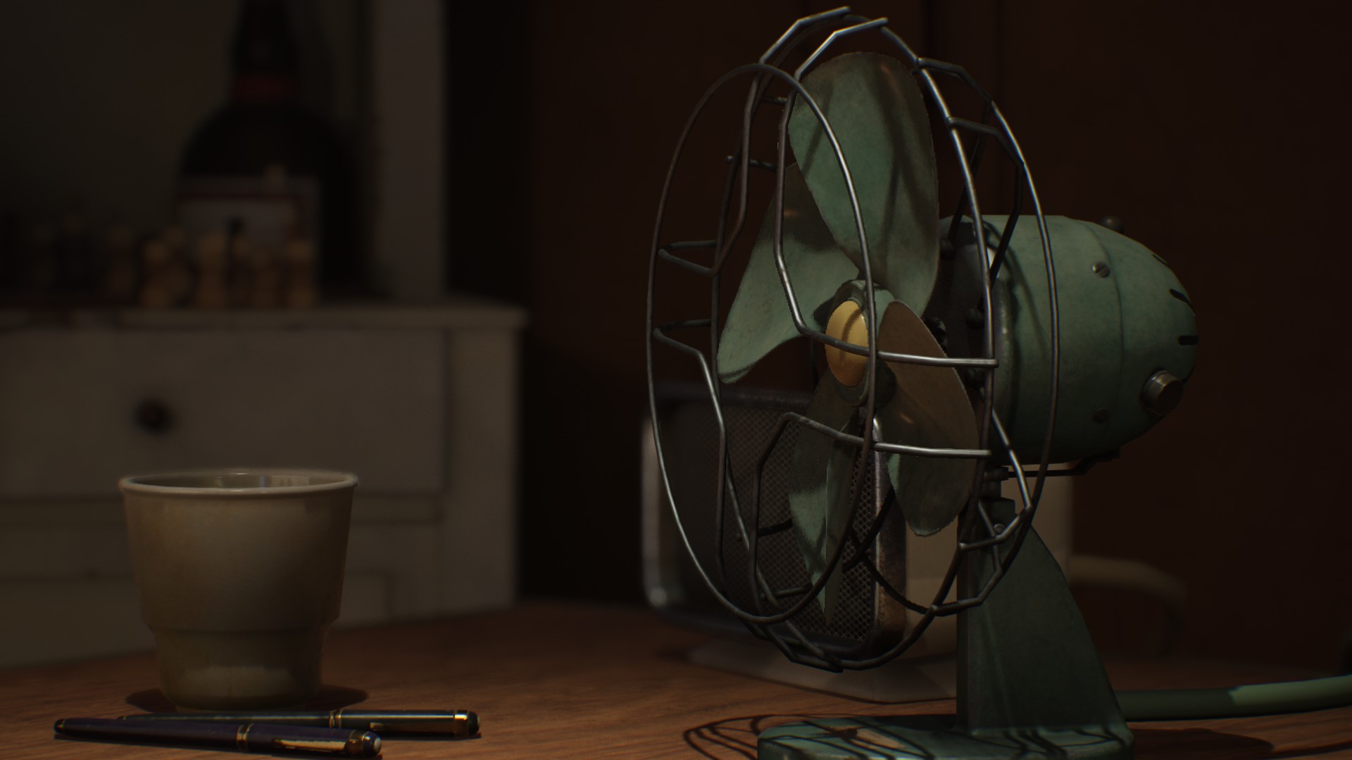 Ventilatore verde vintage su un tavolo con penna e bicchiere, in una scena di Lost & Found: A This Bed We Made Story.