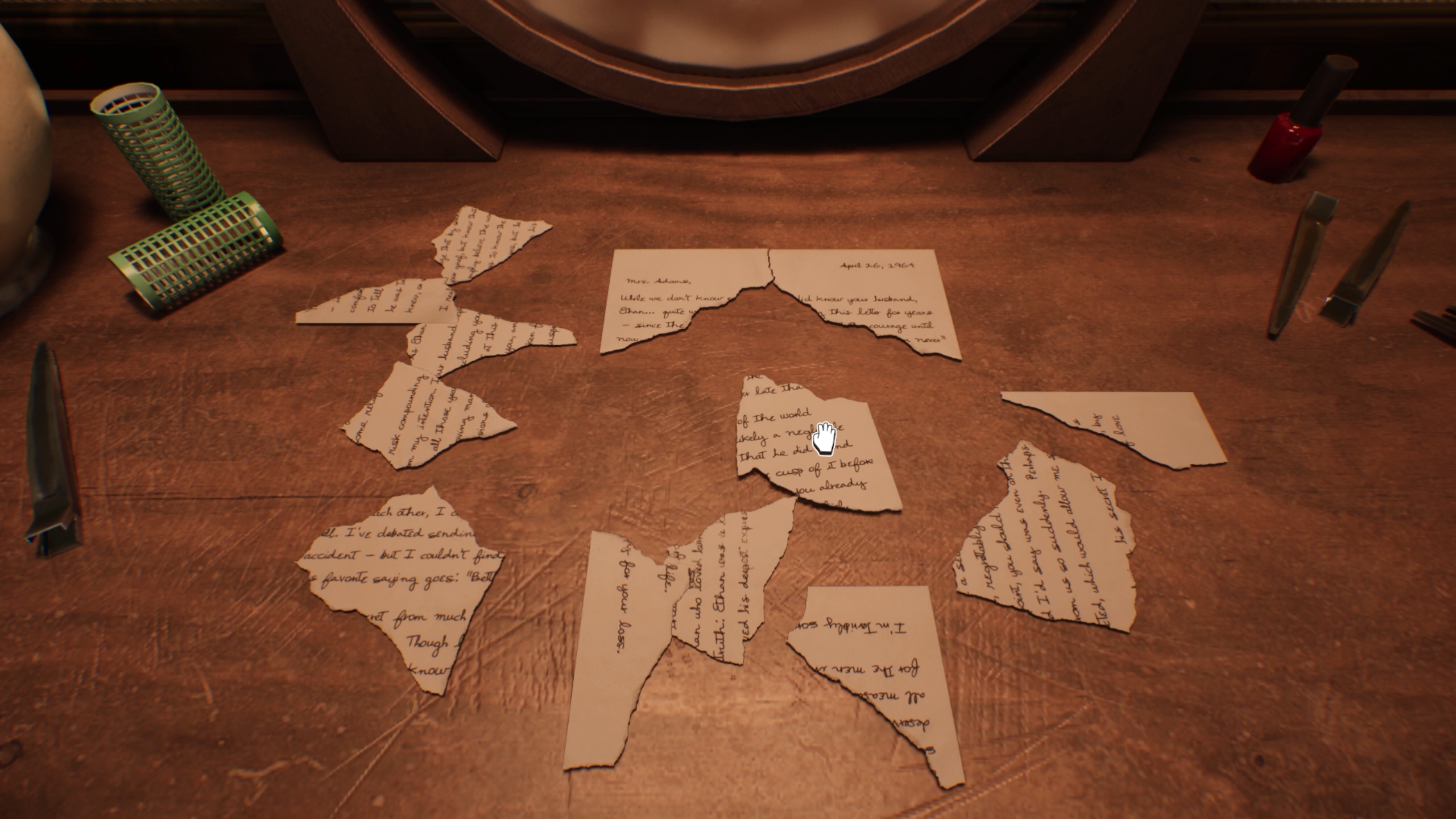 Pezzi di una lettera strappata ricostruiti su un tavolo di Lost & Found: A This Bed We Made Story.