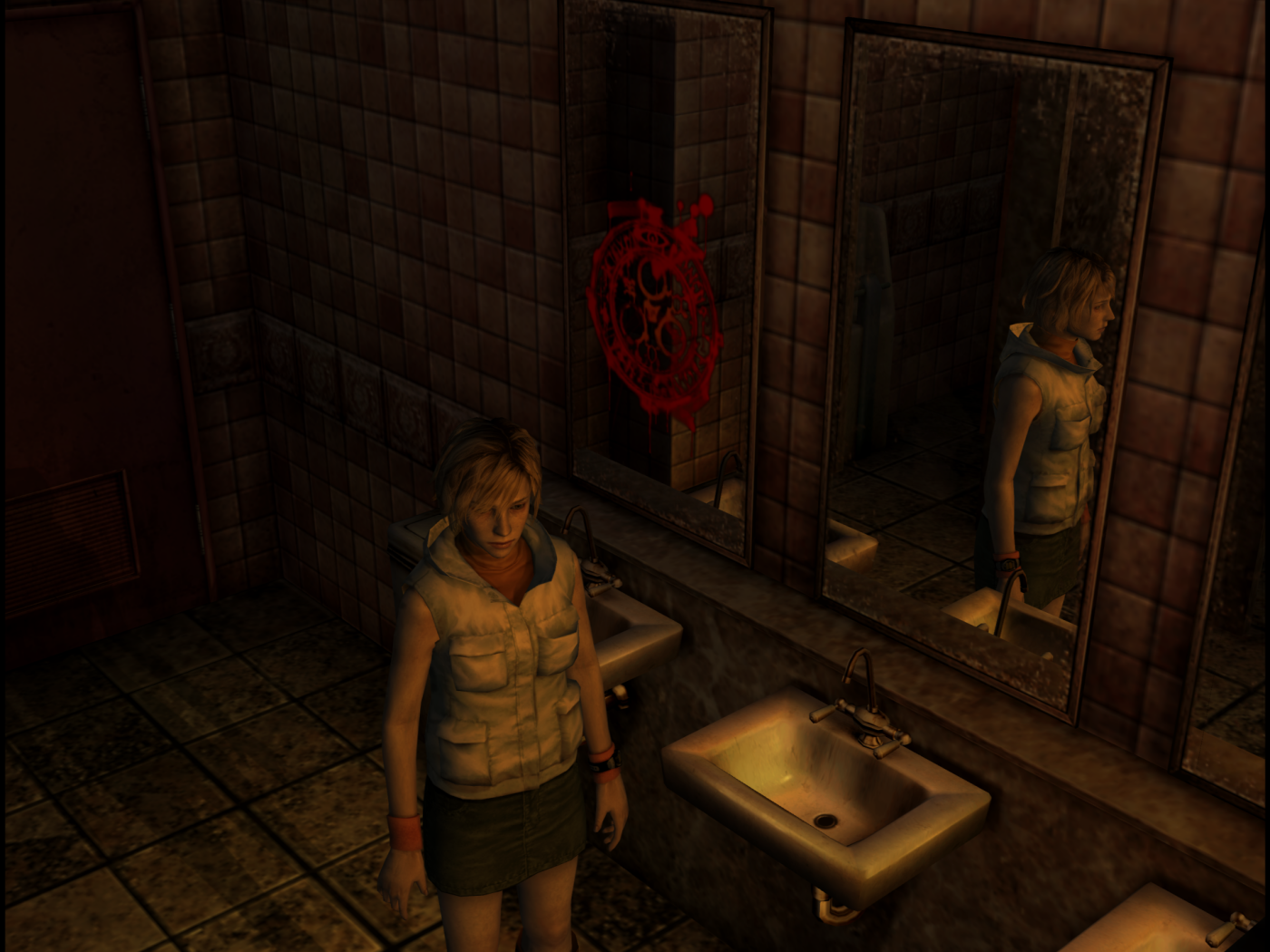 Heather in piedi in un bagno piastrellato e in penombra, davanti a due lavandini e agli specchi; sul muro campeggia un sigillo rosso. Immagine catturata emulando Silent Hill 3 su PCSX2 con ReShade e DLSS 5, senza alcun texture pack HD.