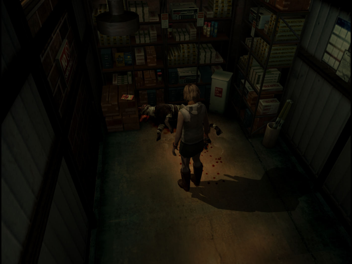 Heather vista di spalle in un magazzino buio tra scaffali pieni di scatole, mentre avanza verso un corpo riverso a terra in una pozza di sangue; sulla destra un contenitore con la scritta «Call a Nurse». Scatto da Silent Hill 3 emulato su PCSX2 con ReShade e DLSS 5.